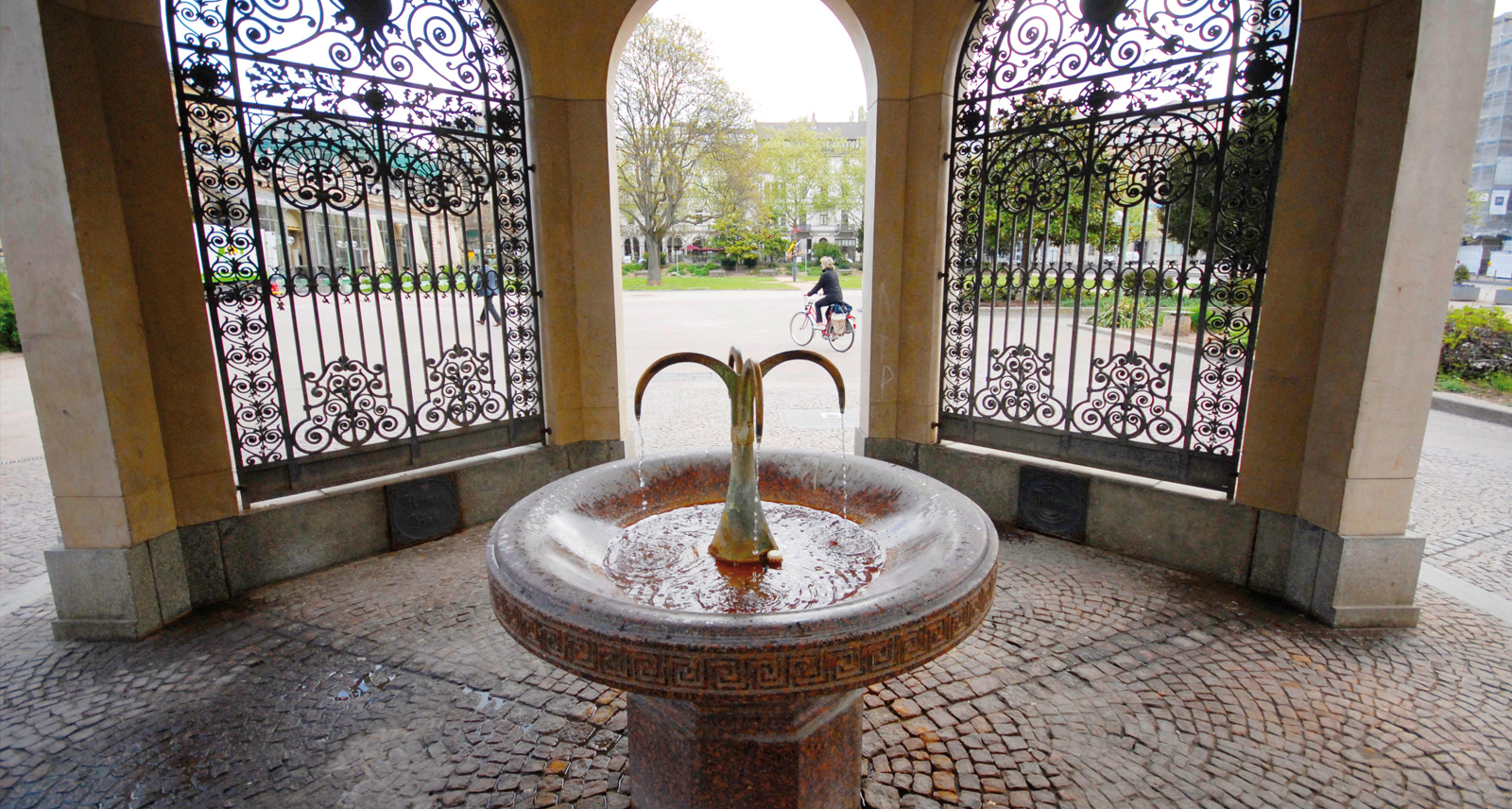 The Kochbrunnen fountain on Kranzplatz is not only Wiesbaden's most famous thermal spring, but also the symbol of the city