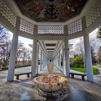 Колонада „Момина сълза“